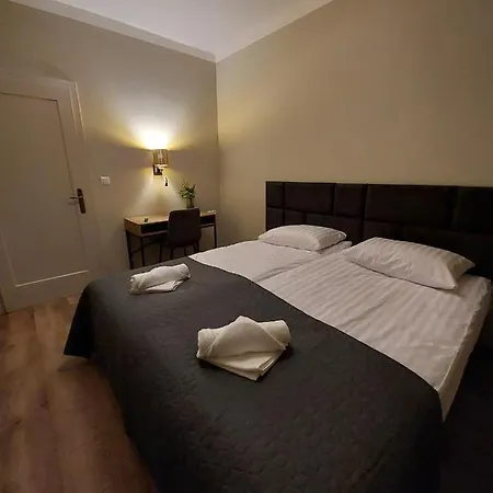 Spacious Two-bedroom In The Center 아파트 *