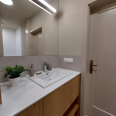 아파트 Spacious Two-bedroom In The Center