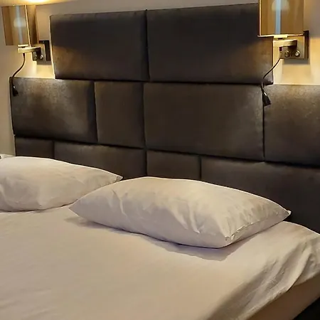 Апартаменты Spacious Two-bedroom In The Center *